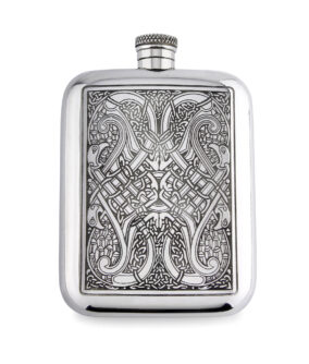 Карманная фляга для коньяка English Pewter CEL128 с гравировкой в кельтском стиле. Вид спереди.