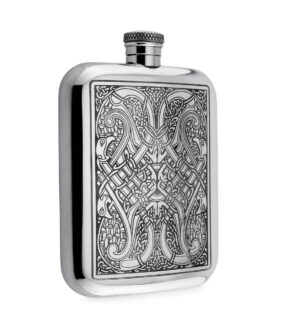 Карманная фляга для коньяка English Pewter CEL128 с гравировкой в кельтском стиле. Вид сбоку.