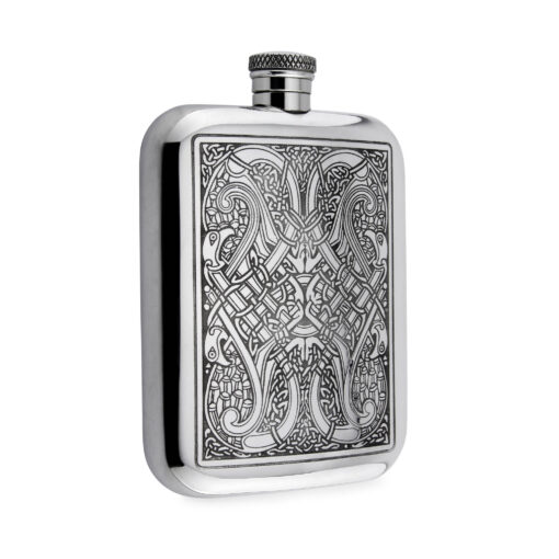 Карманная фляга для коньяка English Pewter CEL128 с гравировкой в кельтском стиле. Вид сбоку.