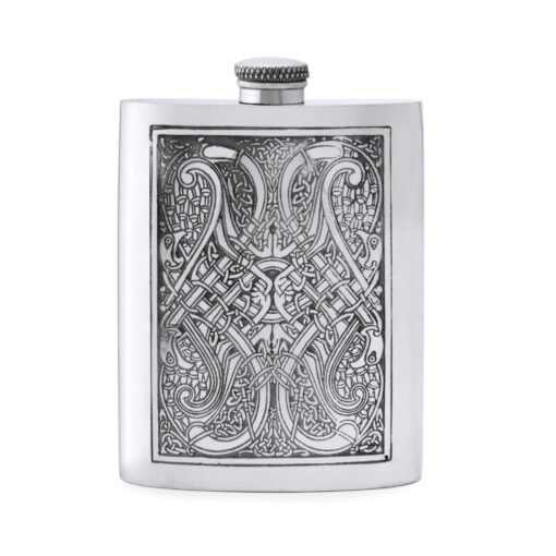 Карманная фляга English Pewter CEL152 с гравюрой в кельтском стиле. Вид спереди.