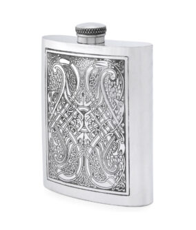 Карманная фляга English Pewter CEL152 с гравюрой в кельтском стиле. Вид сбоку.