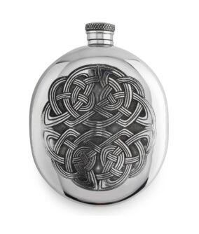 Овальная фляга English Pewter CEL177 с кельтским узором. Вид спереди.