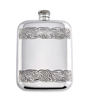 Карманная фляга English Pewter CEL178 с кельтской гравировкой. Вид спереди.