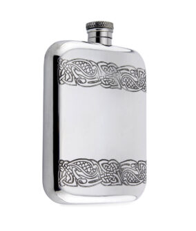 Карманная фляга English Pewter CEL178 с кельтской гравировкой. Вид сбоку.