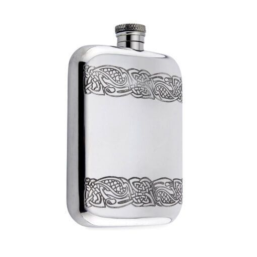 Карманная фляга English Pewter CEL178 с кельтской гравировкой. Вид сбоку.