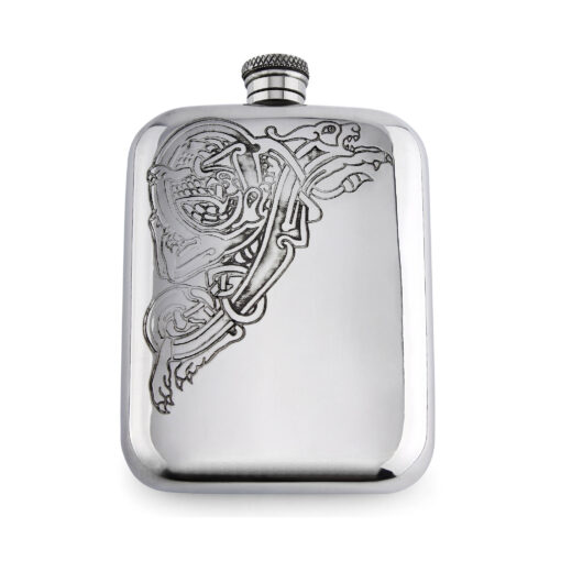 Карманная фляга English Pewter CEL183 с изображением дракона. Вид спереди.