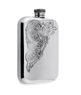 Карманная фляга English Pewter CEL183 с изображением дракона. Вид сбоку.