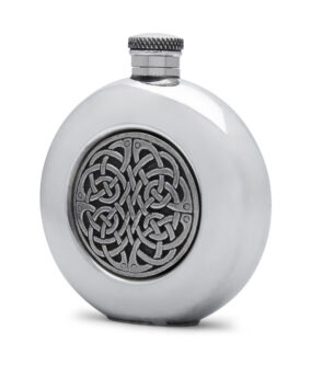 Круглая фляга English Pewter CEL193 с литой вставкой из олова. Вид сбоку.
