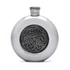 Круглая фляга English Pewter CEL196 с декоративной вставкой из олова. Вид спереди.