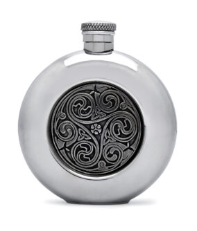 Круглая фляга English Pewter CEL196 с декоративной вставкой из олова. Вид спереди.