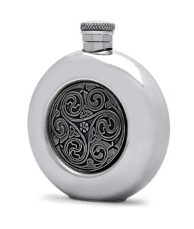 Круглая фляга English Pewter CEL196 с декоративной вставкой из олова. Вид сбоку.