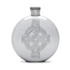 Круглая фляга English Pewter CEL490 с изображением кельтского креста. Вид спереди.