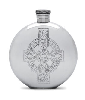 Круглая фляга English Pewter CEL490 с изображением кельтского креста. Вид спереди.