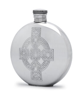 Круглая фляга English Pewter CEL490 с изображением кельтского креста. Вид сбоку.