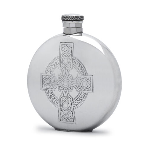 Круглая фляга English Pewter CEL490 с изображением кельтского креста. Вид сбоку.