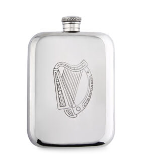 Карманная фляга English Pewter IP302 с изображением ирландской арфы. Вид спереди.