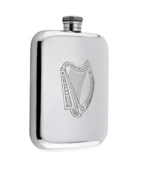 Карманная фляга English Pewter IP302 с изображением ирландской арфы. Вид сбоку.