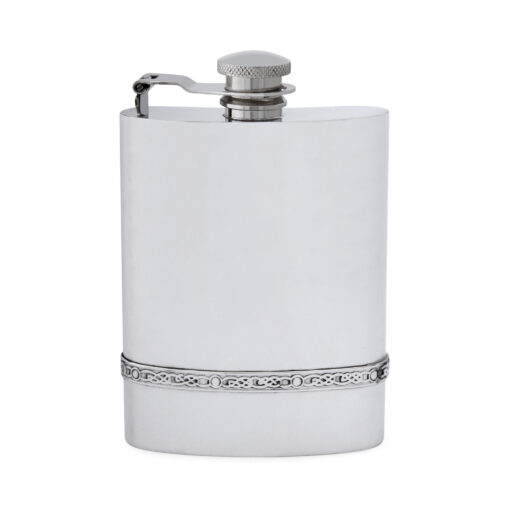 Карманная фляга English Pewter IP901CT с кельтским поясом и держателем пробки. Вид спереди.