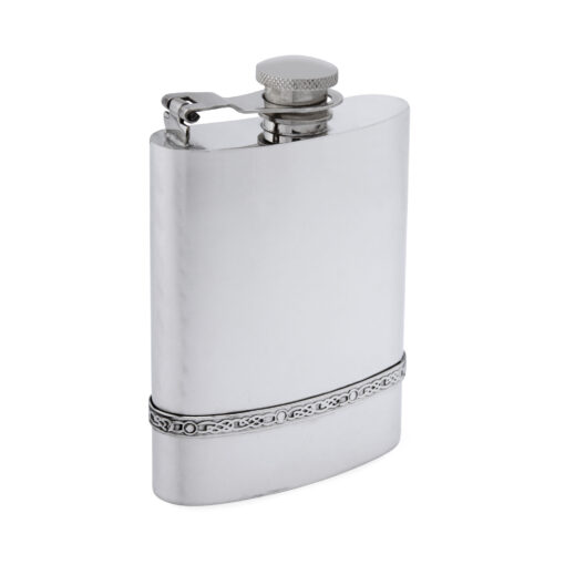 Карманная фляга English Pewter IP901CT с кельтским поясом и держателем пробки. Вид сбоку.