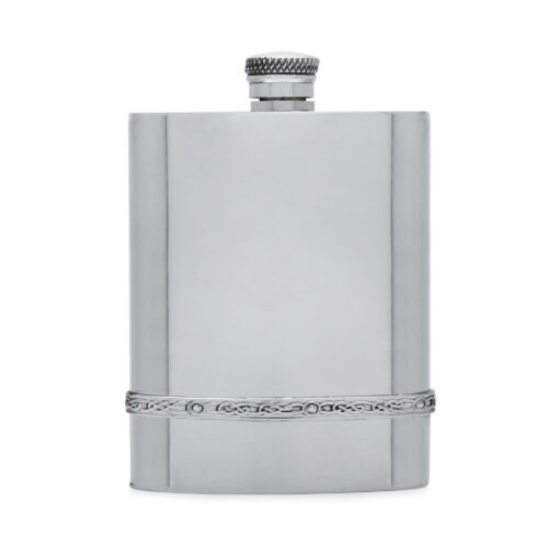 Карманная фляга English Pewter IP901CT с кельтским поясом. Вид спереди.