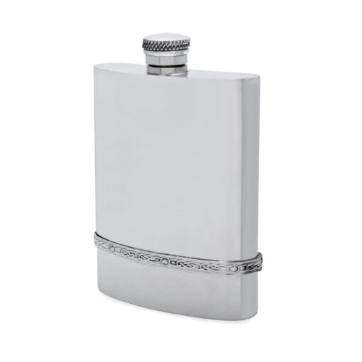 Карманная фляга English Pewter IP901CT с кельтским поясом. Вид сбоку.