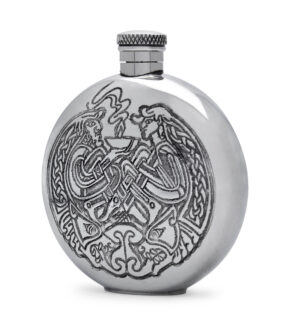 Круглая фляга English Pewter SF248 с кельтской гравюрой. Вид сбоку.