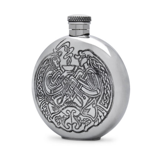 Круглая фляга English Pewter SF248 с кельтской гравюрой. Вид сбоку.