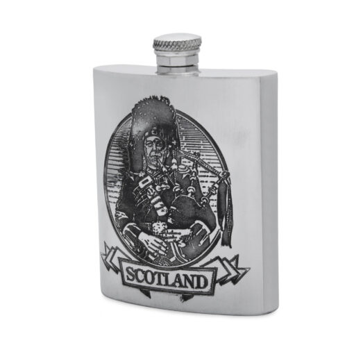 Карманная фляга English Pewter SF254 с изображением волынщика. Вид сбоку.