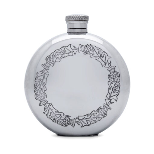 Круглая фляга English Pewter SG214 с изображением чертополоха. Вид спереди.