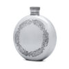 Круглая фляга English Pewter SG214 с изображением чертополоха. Вид сбоку.