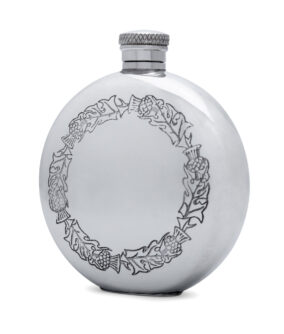 Круглая фляга English Pewter SG214 с изображением чертополоха. Вид сбоку.
