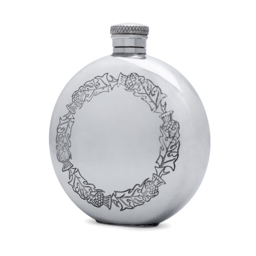Круглая фляга English Pewter SG214 с изображением чертополоха. Вид сбоку.