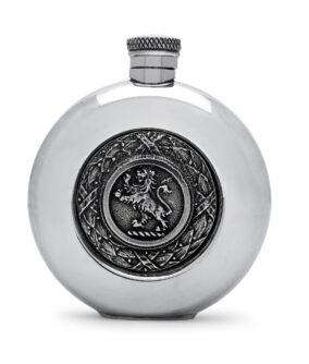 Круглая фляга English Pewter SG263 с изображением льва. Вид спереди.