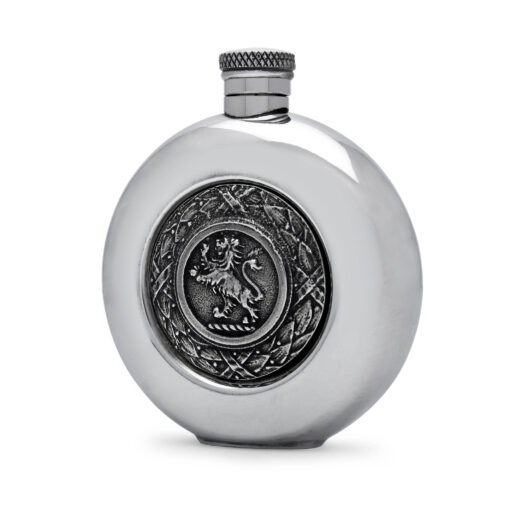 Круглая фляга English Pewter SG263 с изображением льва. Вид сбоку.