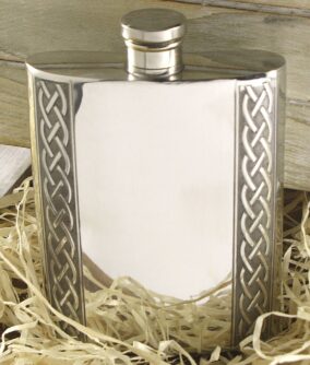 Карманная фляга English Pewter CEL620 в готическом стиле. Общий вид.
