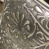 Карманная фляга English Pewter TSF612 с флористической гравировкой. Вид гравировки.