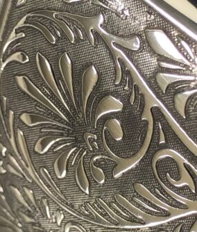Карманная фляга English Pewter TSF612 с флористической гравировкой. Вид гравировки.