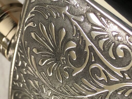 Карманная фляга English Pewter TSF612 с флористической гравировкой. Вид гравировки.
